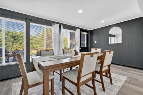 Waukegan House | Greenway Getaway-Private Huge outdoor fun, Game,Navy