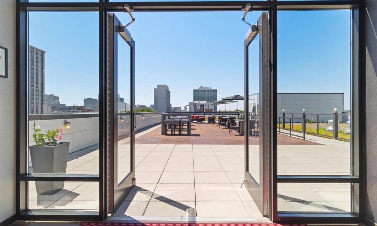 Rogers Park Hotel | Hampton Inn Chicago North-Loyola Station