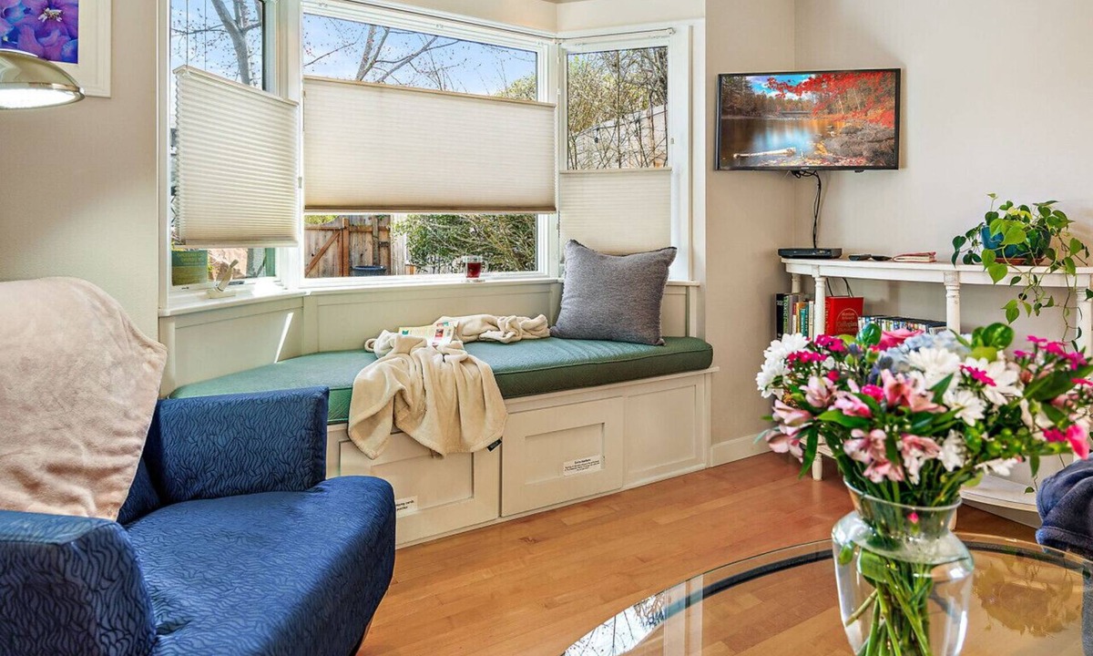 Historic Railroad District House | Hanna`s House | Downtown Retreat, Steps to OSF