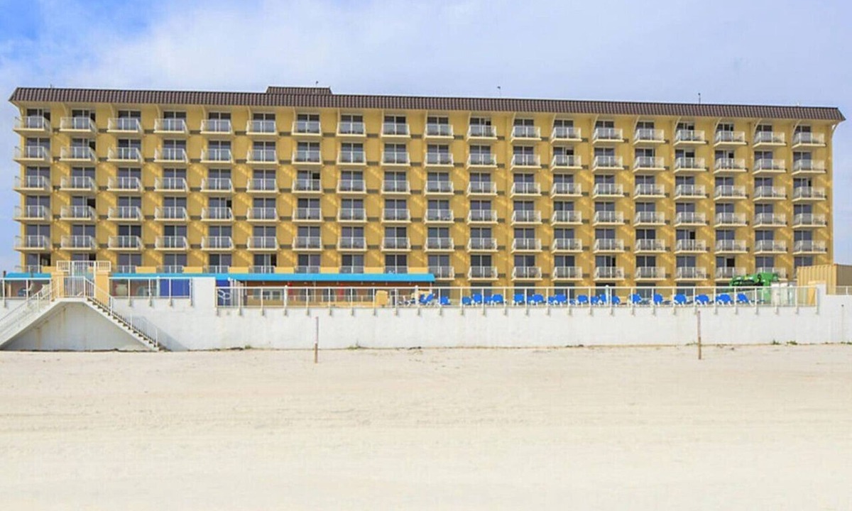 Ormond Shores Condo | Hear the Atlantic waves in this Studio resort apt in Ormond Beach with vacation amenities