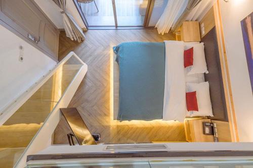 Emeishan House | Heinemann Hotel loft suite with two king beds A306 with a jacuzzi and a local