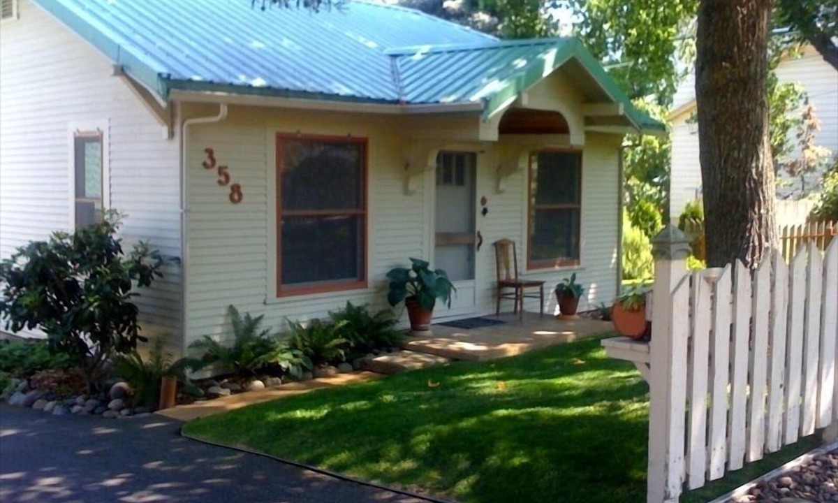 Ashland Cottage | High Street Cottage Artists' Garden Cottage Clean & Beautiful
