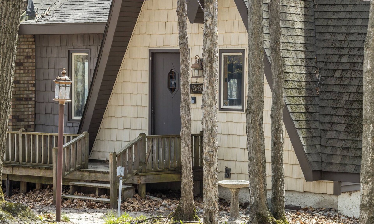 Bellaire House | Hillside Chalet at top of Schuss