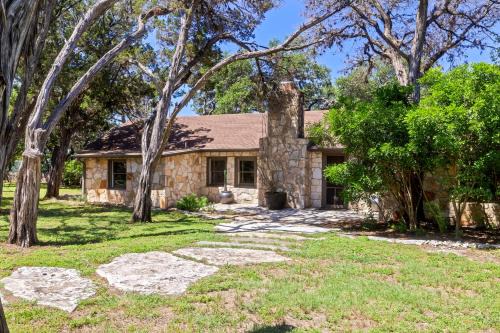 Eck Lane on the Lake House | Historic 5BR - Lakefront Cabins with Dock - Fire Pit