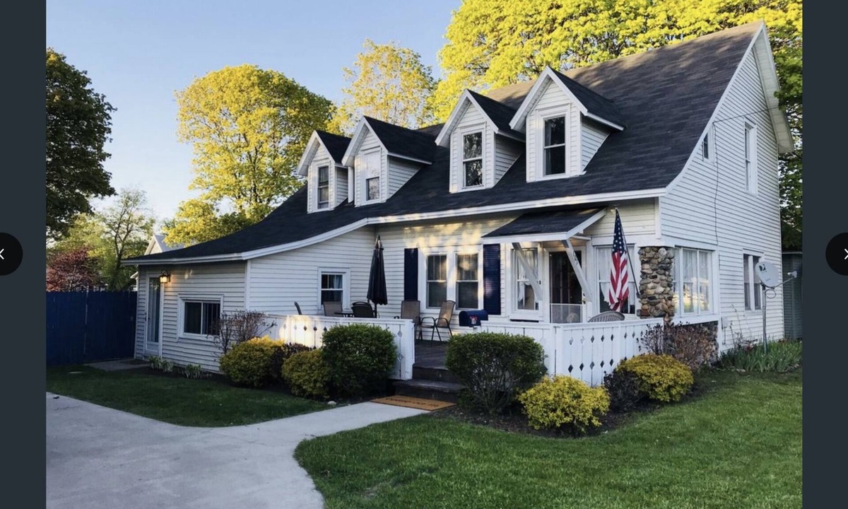 Charlevoix House | Historical 1867 Farmhouse/5 BR/Private Driveway/Sleep 12 + 2 Baby Cribs