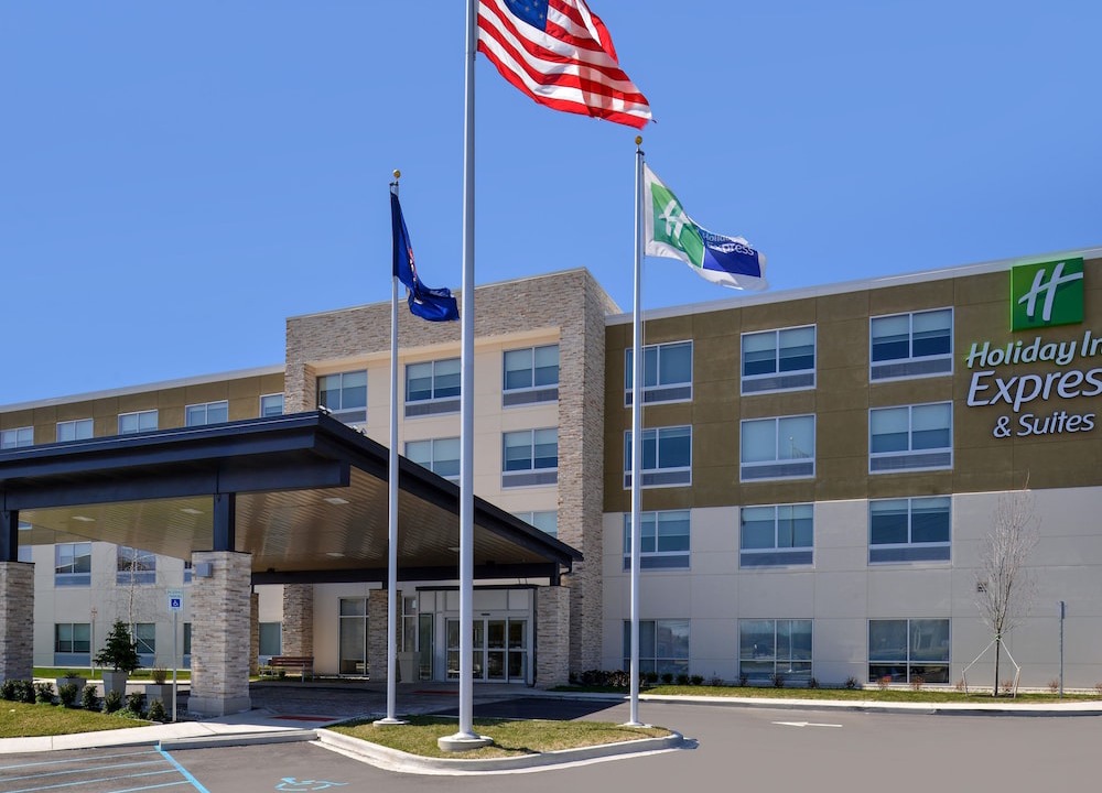Brighton Hotel | Holiday Inn Express & Suites Brighton South - US 23, an Ihg Hotel