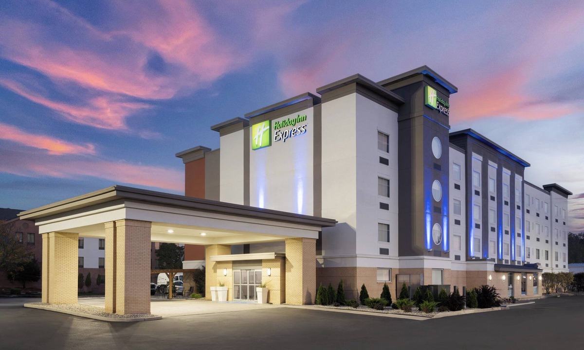 Bedford Hotel | Holiday Inn Express Toledo North by IHG