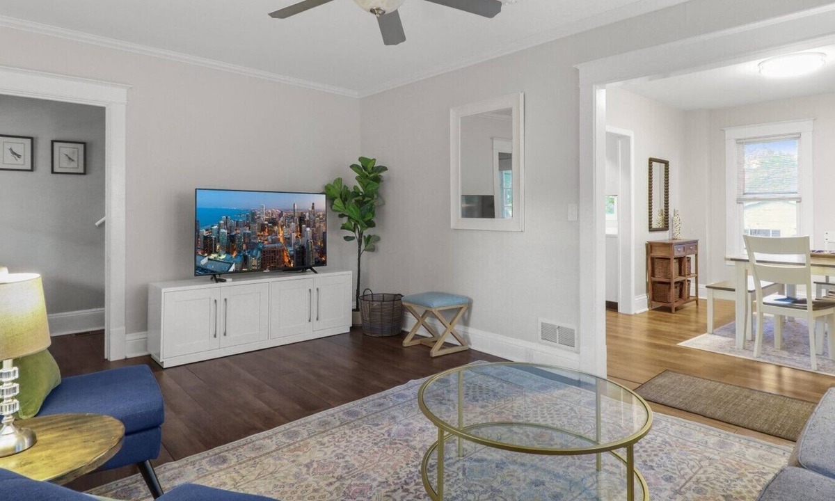 Libertyville House | Home in DT Libertyville great for Navy Graduations