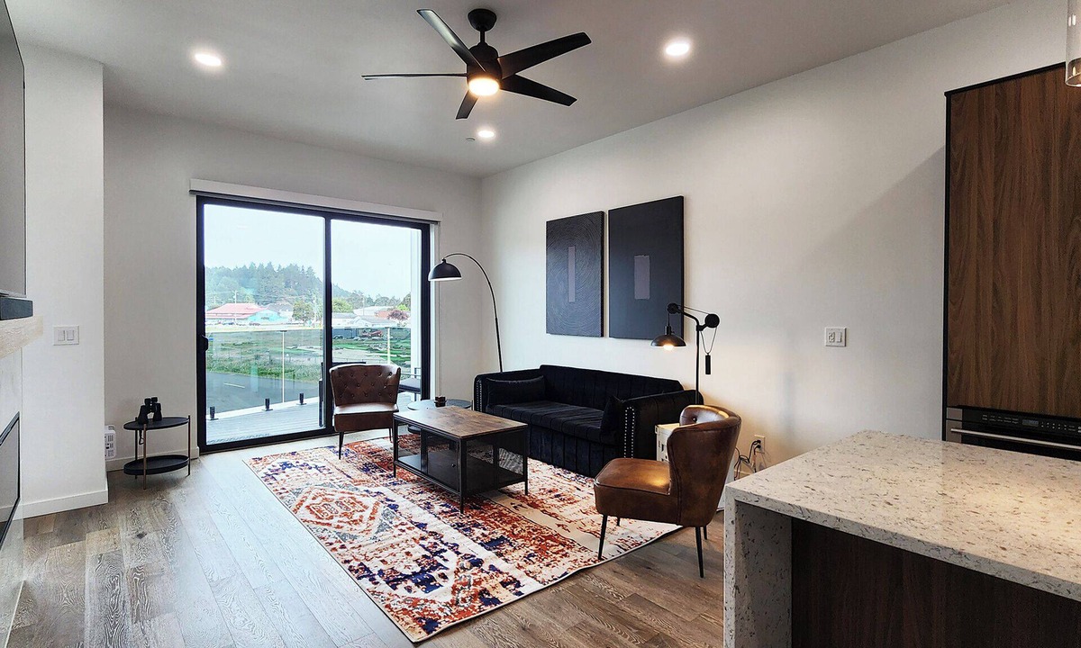 Waldport House | Hot Tub! Dog Friendly! Short Walk to Sandy Beach!