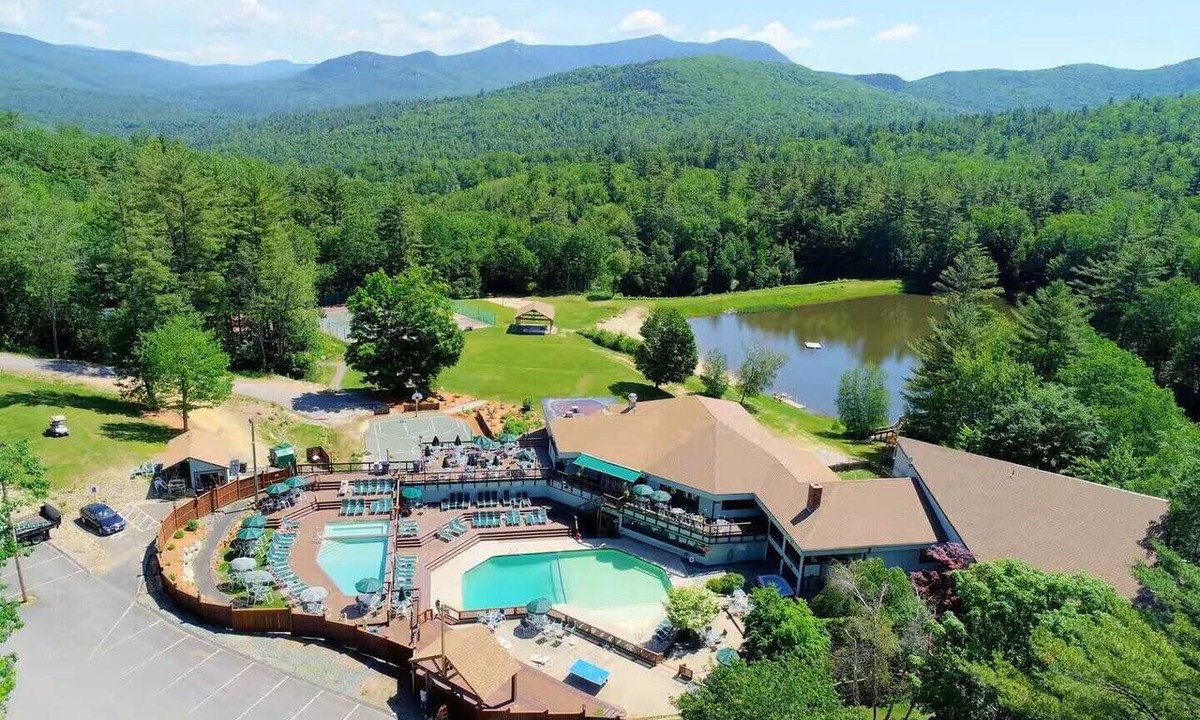 Campton House | Hot Tub + Pool Table + Resort Access + Fast Wifi
