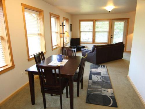 Hood River Apartment | Hutson's Hideaway 30 Day