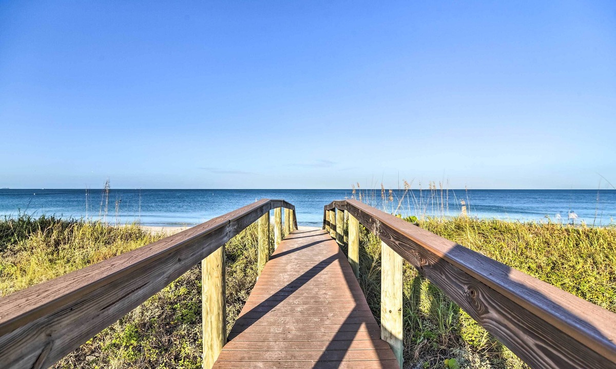 Pass-a-Grille Historic District Apartment | Idyllic Pass-a-grille Studio - Walk to the Beach!