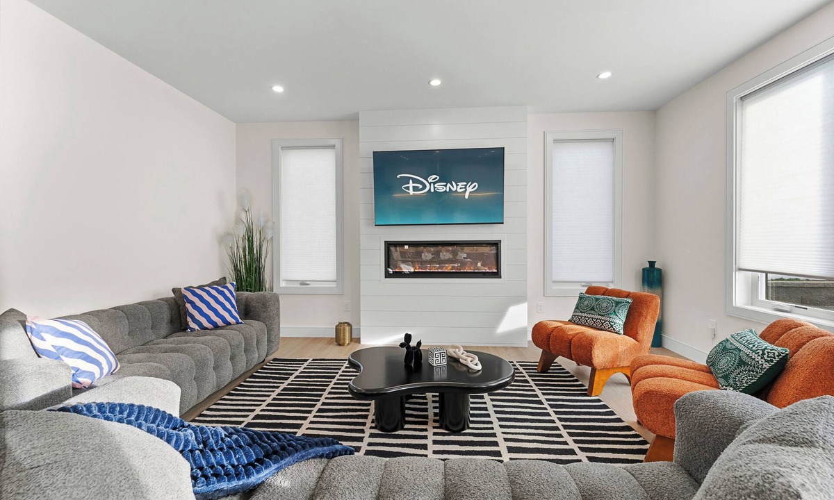 South Side House | II Home in Boston with, Arcade, Parking,Game Room,EV, 6BR 5.5Bath