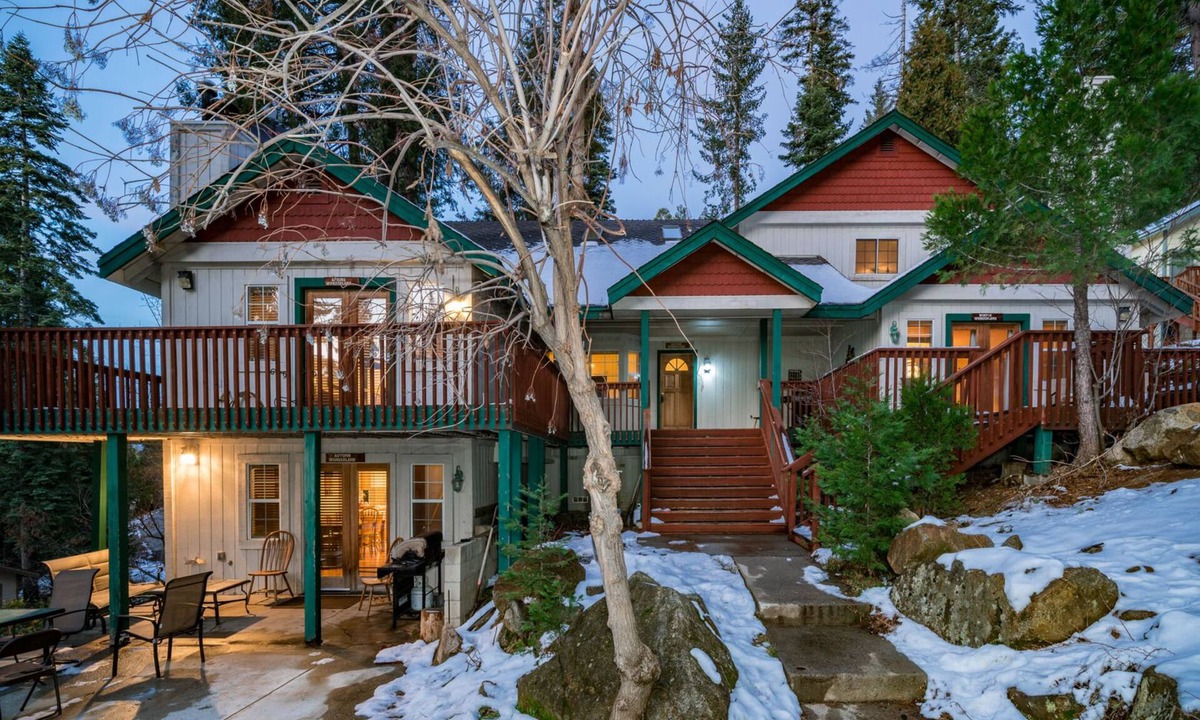 Yosemite West House | Inside Yosemite Park Winter Wonderland
