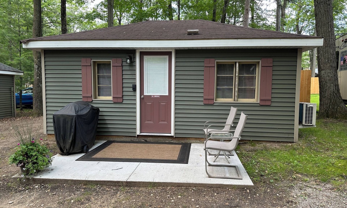 Grayling Cabin | JoAnn Cabin at Kin Cabins w/AC, fireplace, canoe