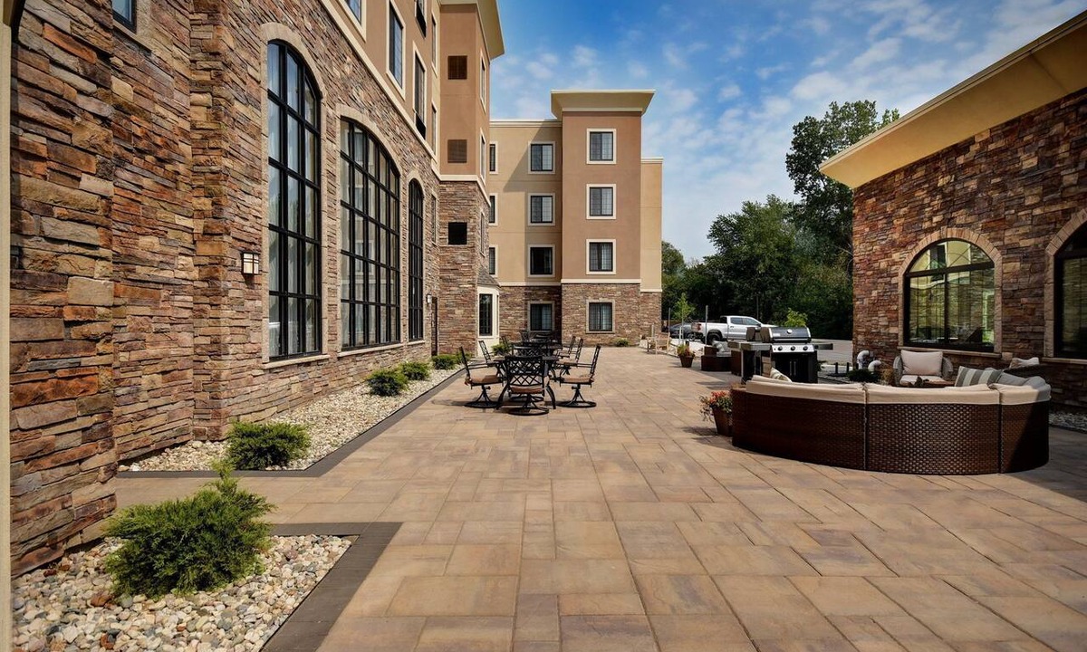 Holland Apartment | King Suite w/Pool & Breakfast | Near Downtown