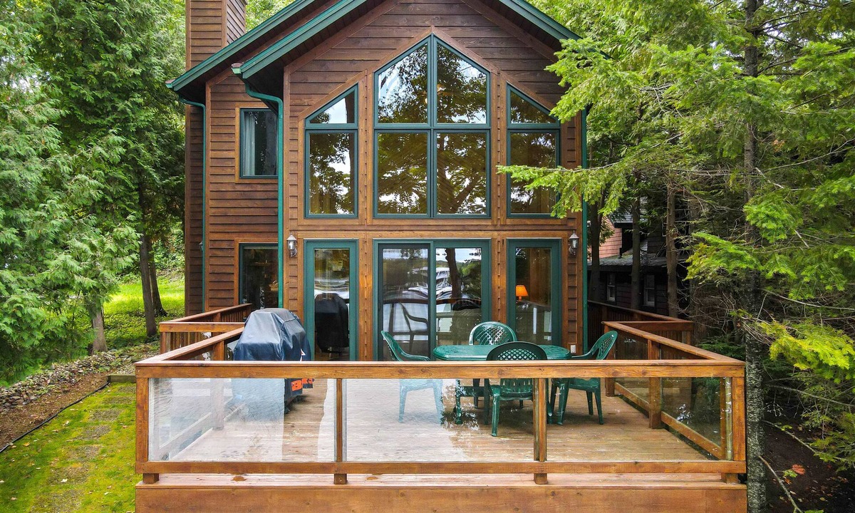 Charlevoix House | Lake Charlevoix Memories/Lakefront| Private Dock | close to Castle Farms