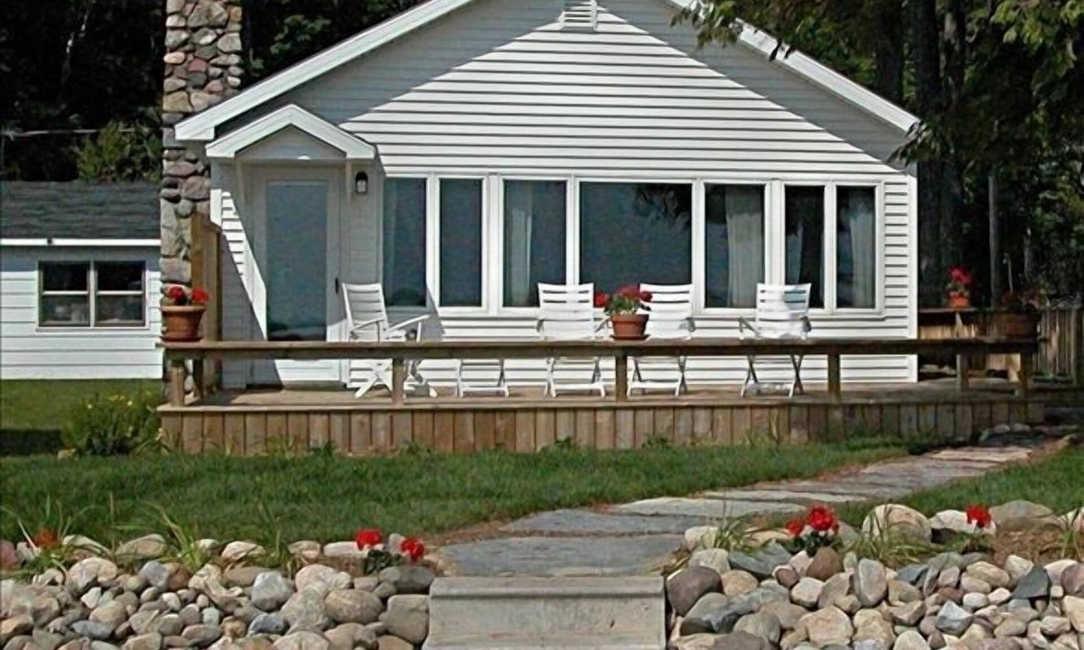 Pellston Cottage | Lake Front Cottage on Douglas Lake Near Petoskey, Pellston, Levering & Mackinaw