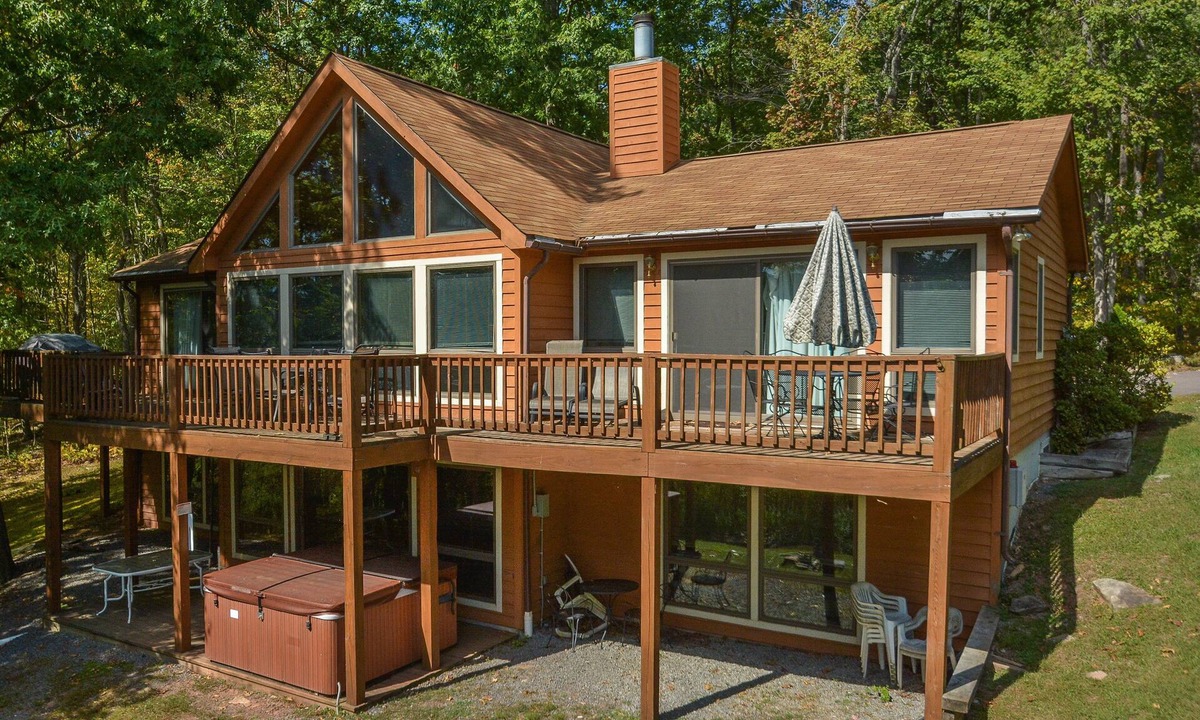 McHenry House | Lake Reflections | Outdoor Hot Tub + Lake Access