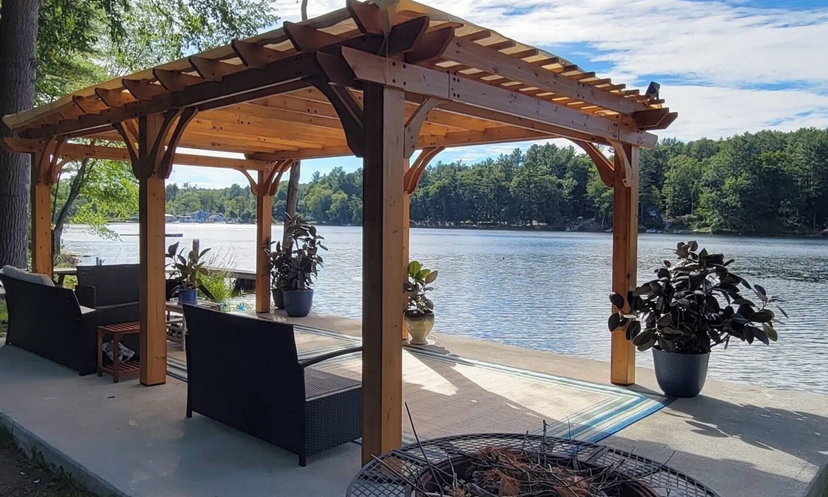 Hollis House | Lakefront Nature Getaway - Wood fired Cedar Sauna
