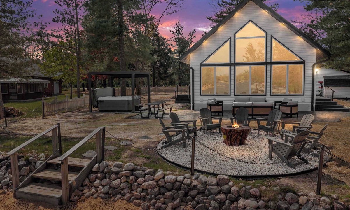 Nekoosa House | Lakefront Walkout Beach*Pontoon Rental*Hot Tub*