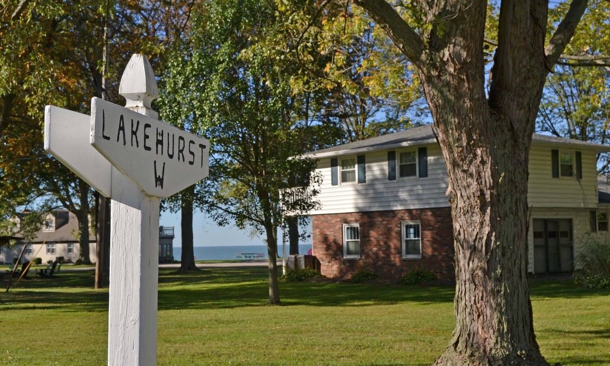 Ashtabula House | Lakehurst Bungalow: Private Beach Access & Master Balcony – Group Friendly!