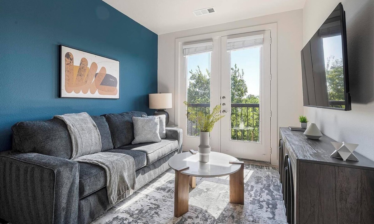 Sweetbriar Apartment | Landing | Incredible 1BD, Gym, Pool