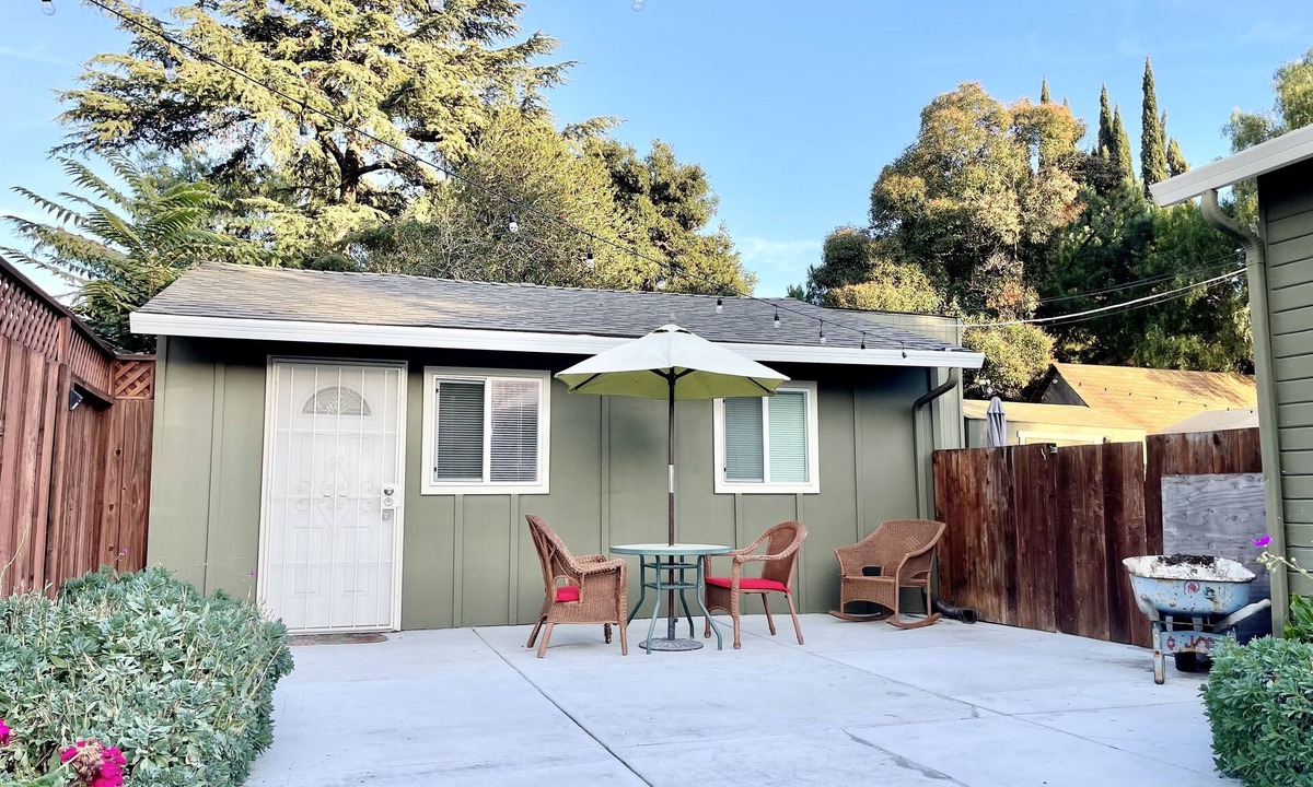 Willow Glen House | Large New Modern Guest House + Laundry + Garden