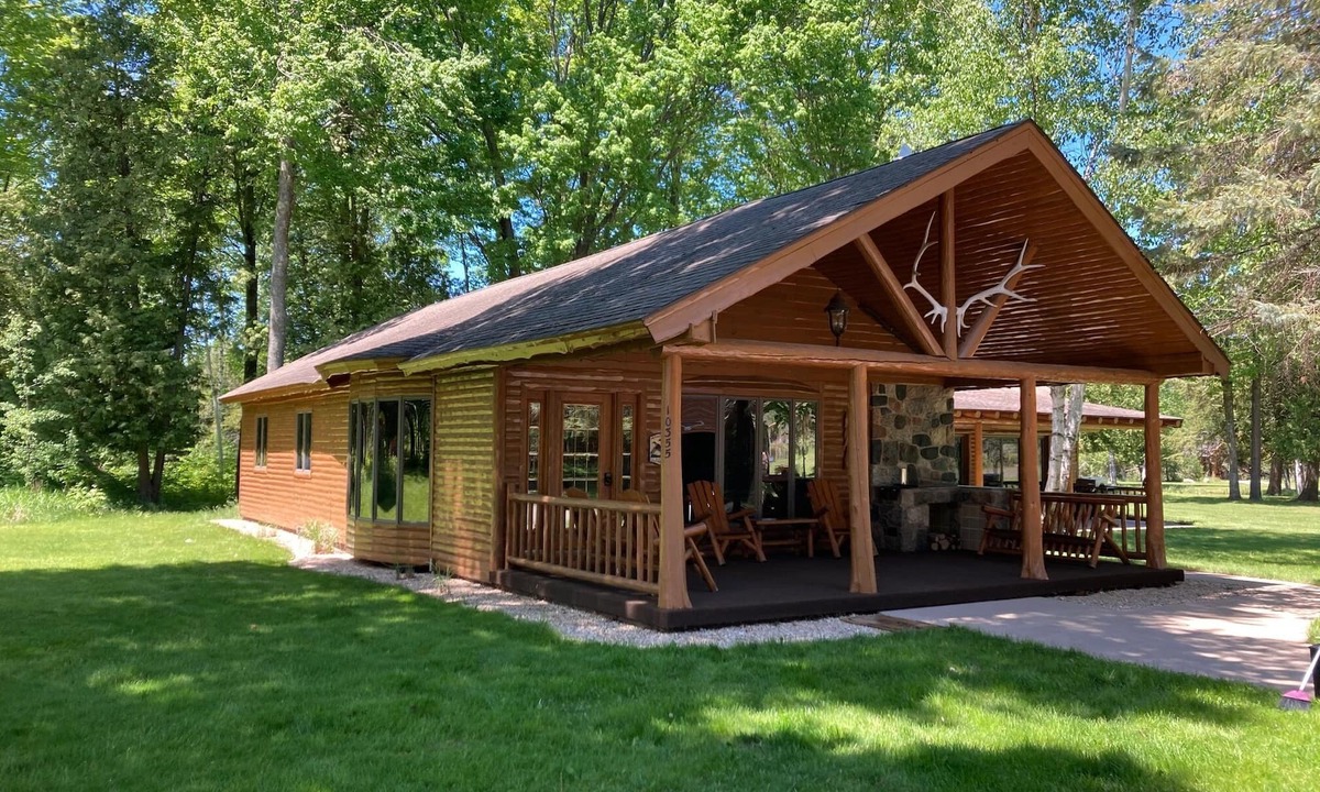 Williamsburg Cabin | Lodge Sleeps 10 People - 4.5 miles to Traverse City Horse Shows