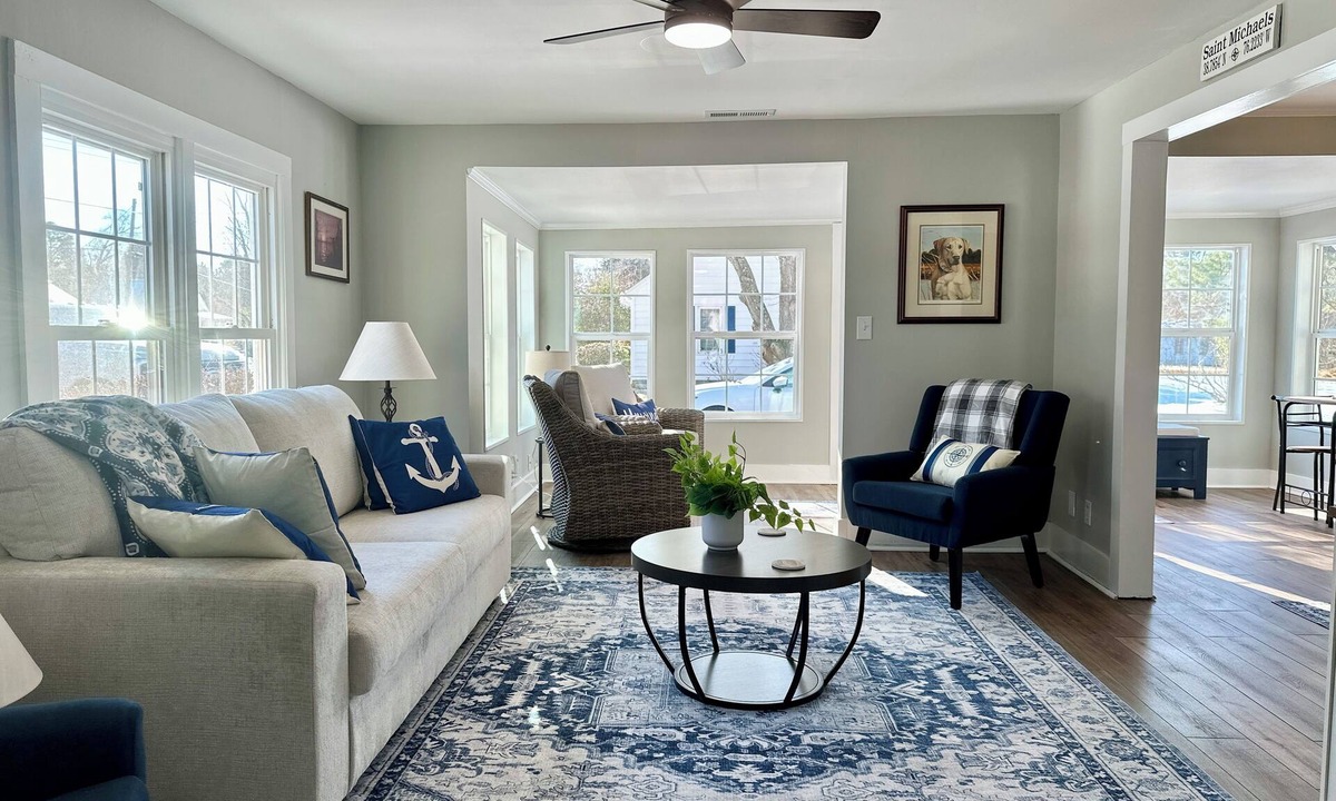 Wittman Cottage | Lovely 2-bedroom waterfront cottage in charming Wittman