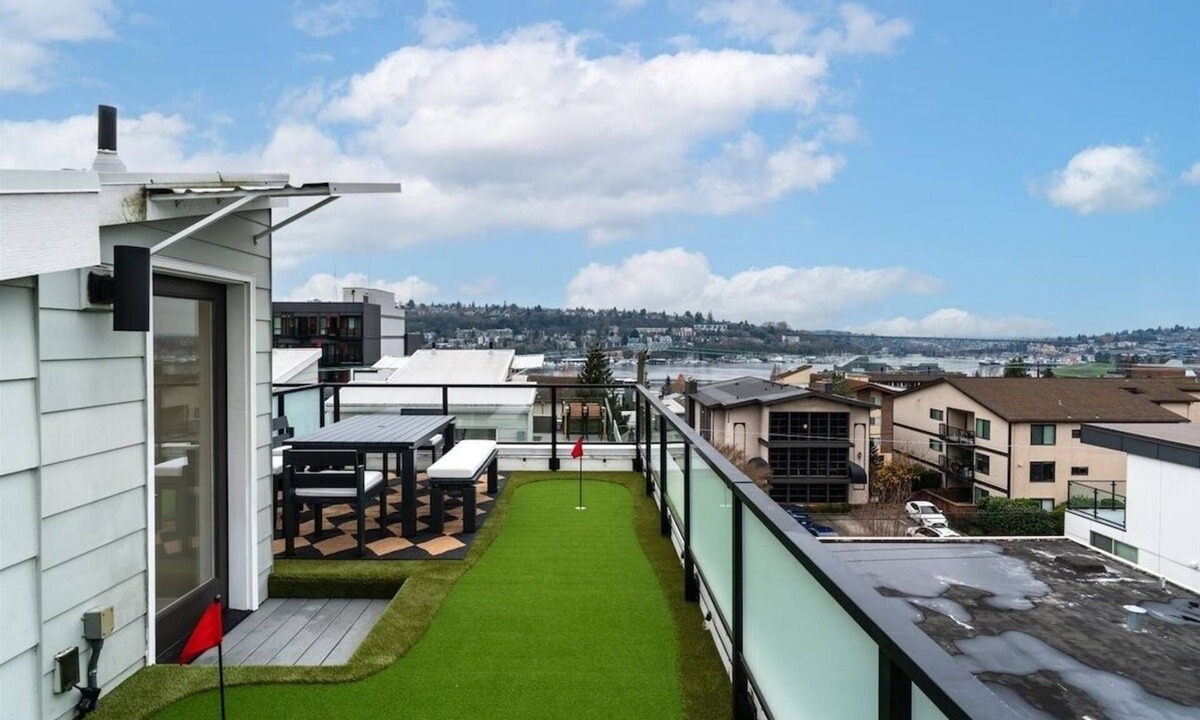 Eastlake House | Lux Townhome w/parking and Rooftop Putting Green
