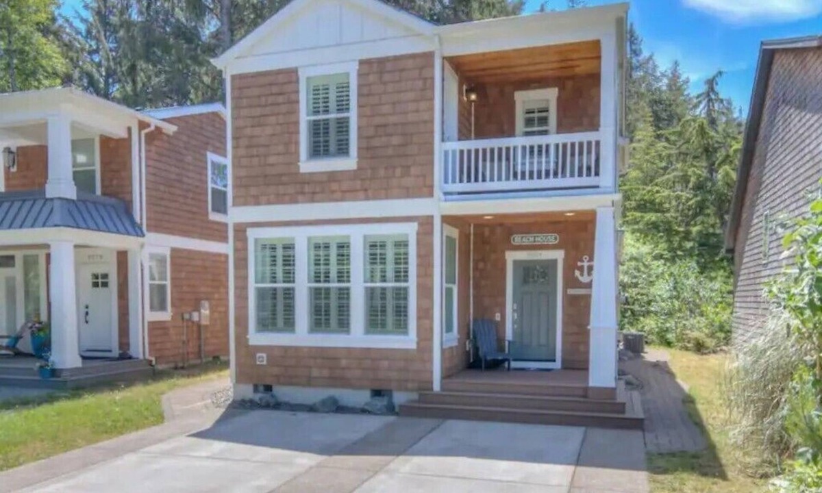 Rockaway Beach House | Luxurious family-friendly coastal home. Short walk to beach! Dogs allowed!