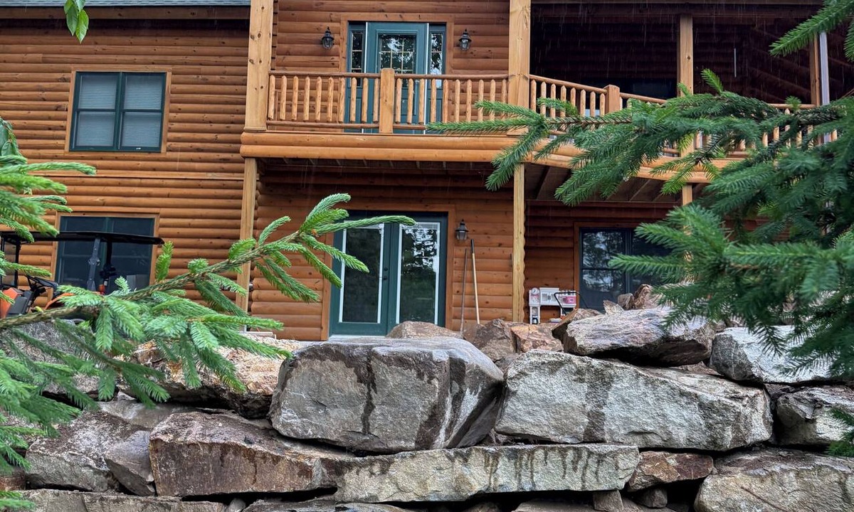 Meredith Cabin | Luxury Log home steps from private beach in Meredith on Lake Winnipesaukee.