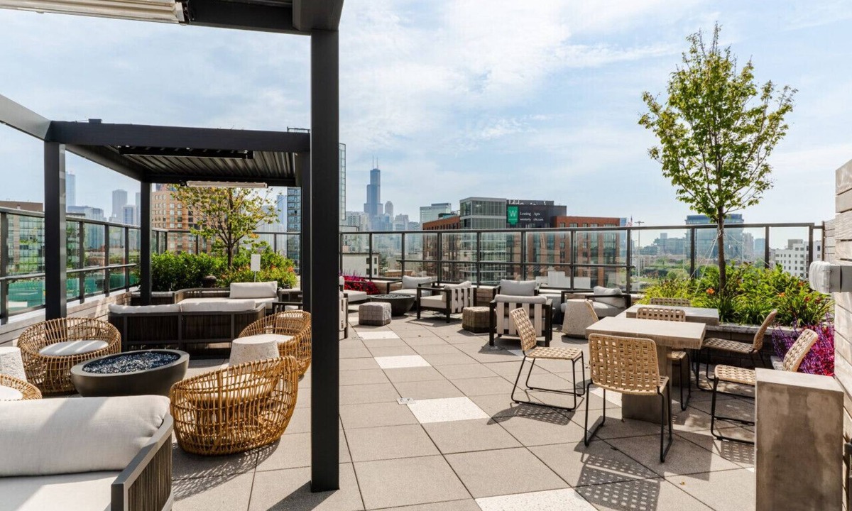 Pulaski Park Apartment | Luxury River West High-Rise N4 Gym+Rooftop+Skyline