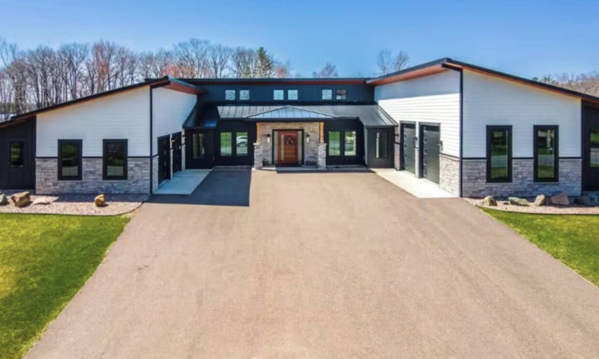 Wausau House | Luxury Waterfront Retreat in Schofield