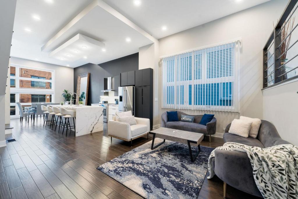 West Bucktown House | MAGNIFICENT NEW Home w/8 Beds & Free Parking