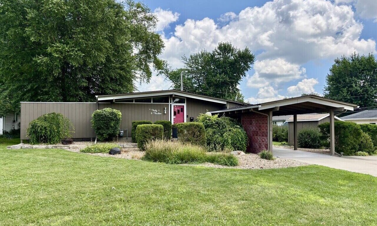 Cedar Rapids House | Mid-Century Style & Class In Quiet NE Location
