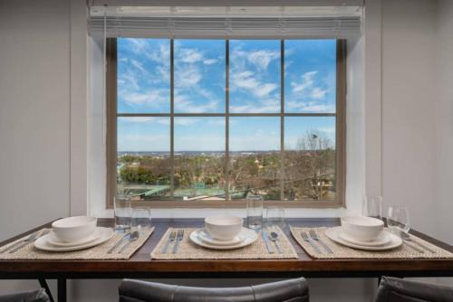 Forest Park Apartment | Modern Apt w Skyline Views and Parking