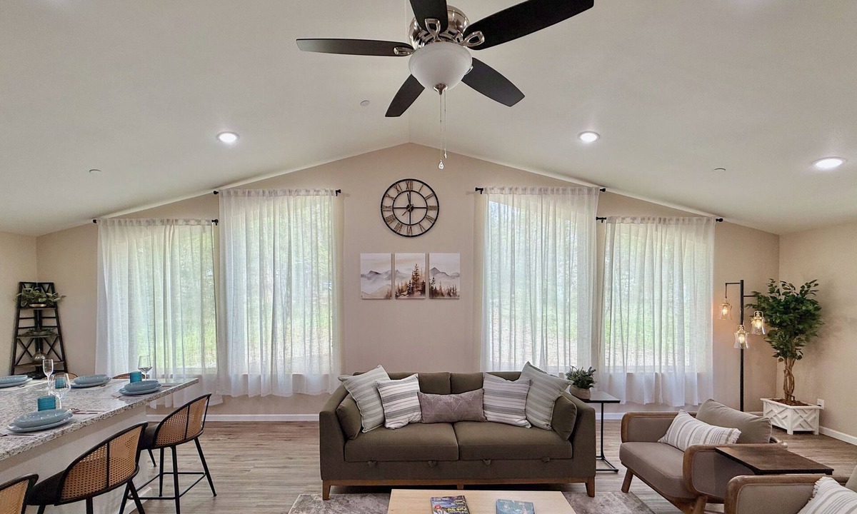 Mariposa House | Modern Forest Escape with Private Meadow 1 hr Yosemite Entrance