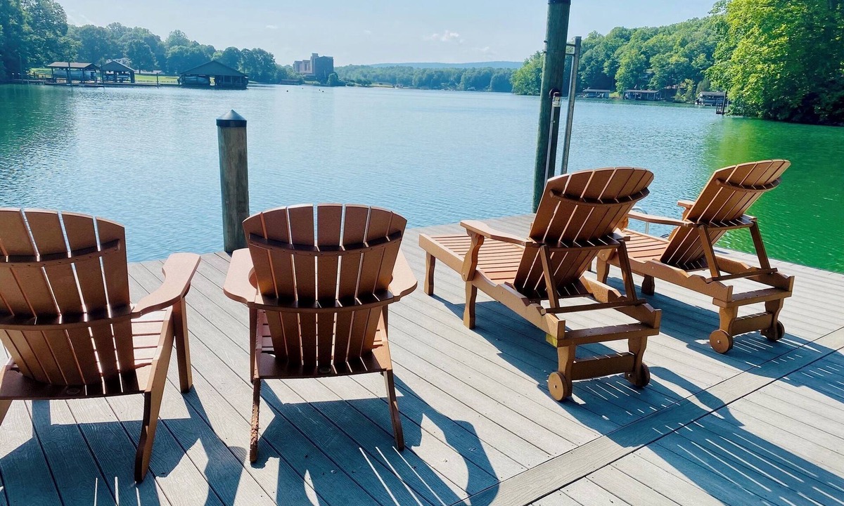 Huddleston Cabin | Modern Lakeside Cabin. Deep Water! Pet friendly!