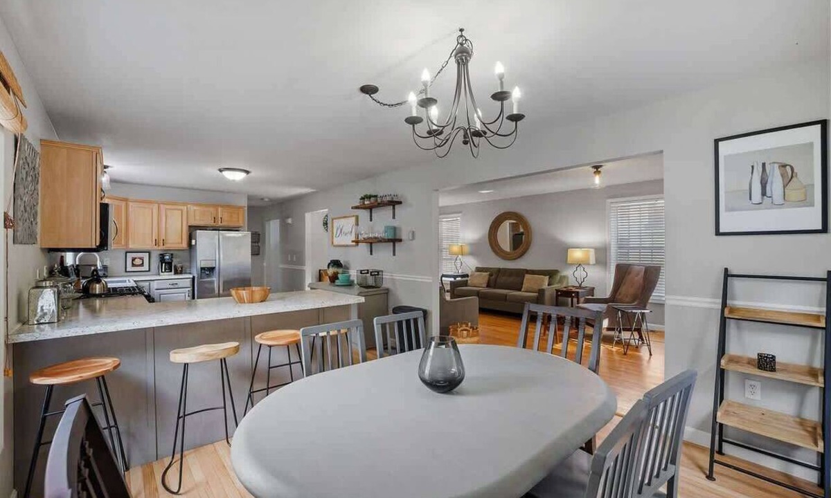 Manchester House | Modern Open Concept 4 Bed 2,5 Bath Mid to LongTerm Private Single Family Home