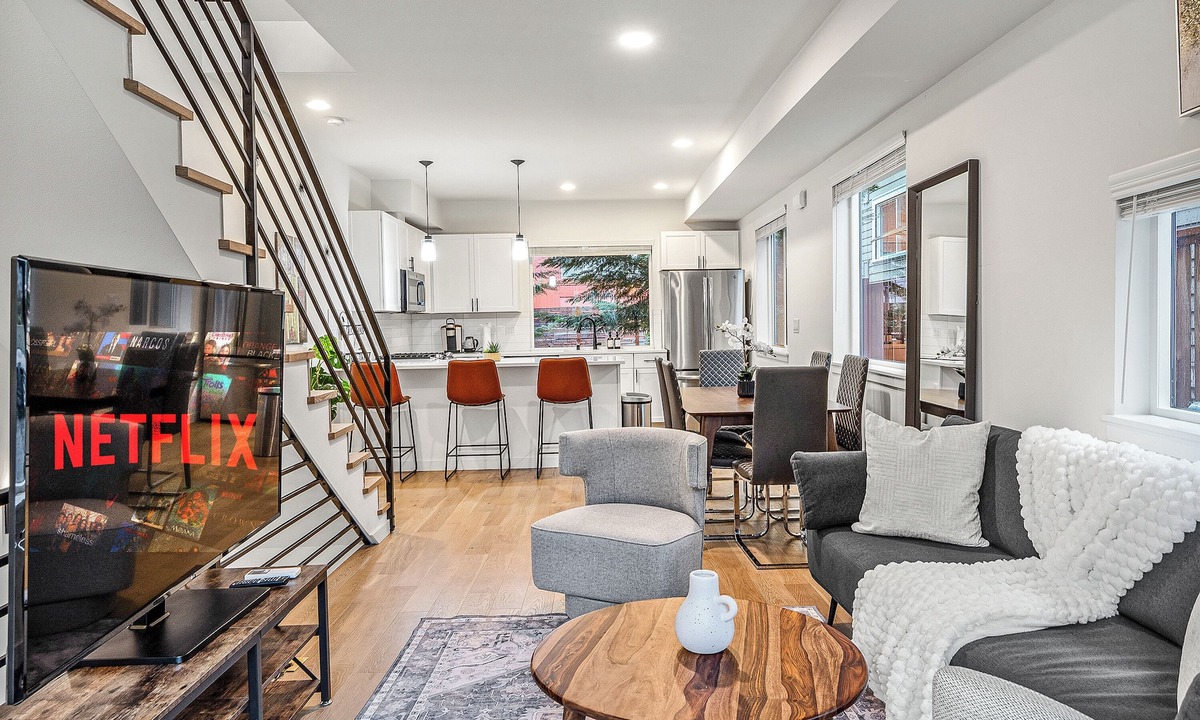 University District House | Modern Seattle Home w/Rooftop Views | Near UW