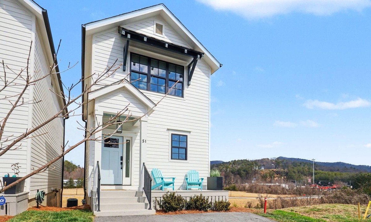 Clayton House | Modern & Stylish 2/2.5 Home Mainstreet Clayton!