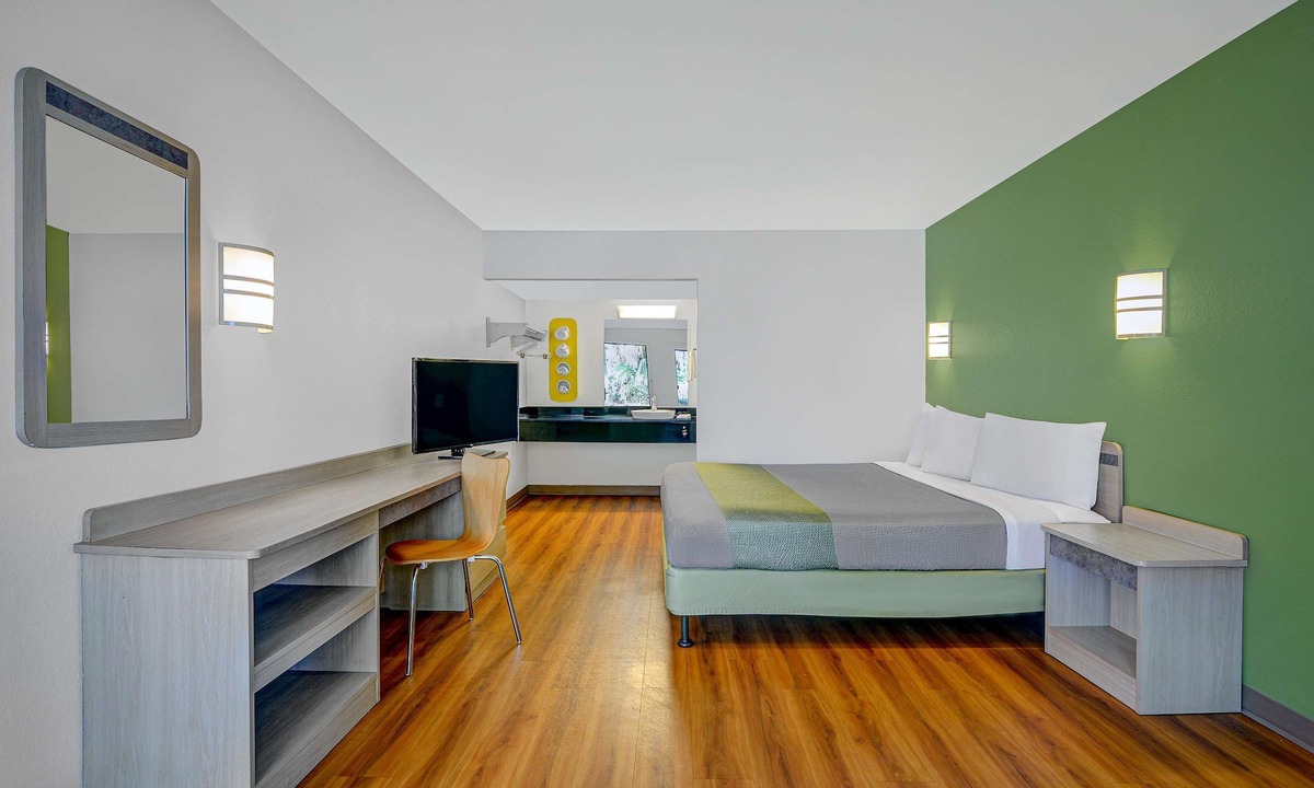 Tallahassee Hotel | Motel 6 Tallahassee, FL - Downtown
