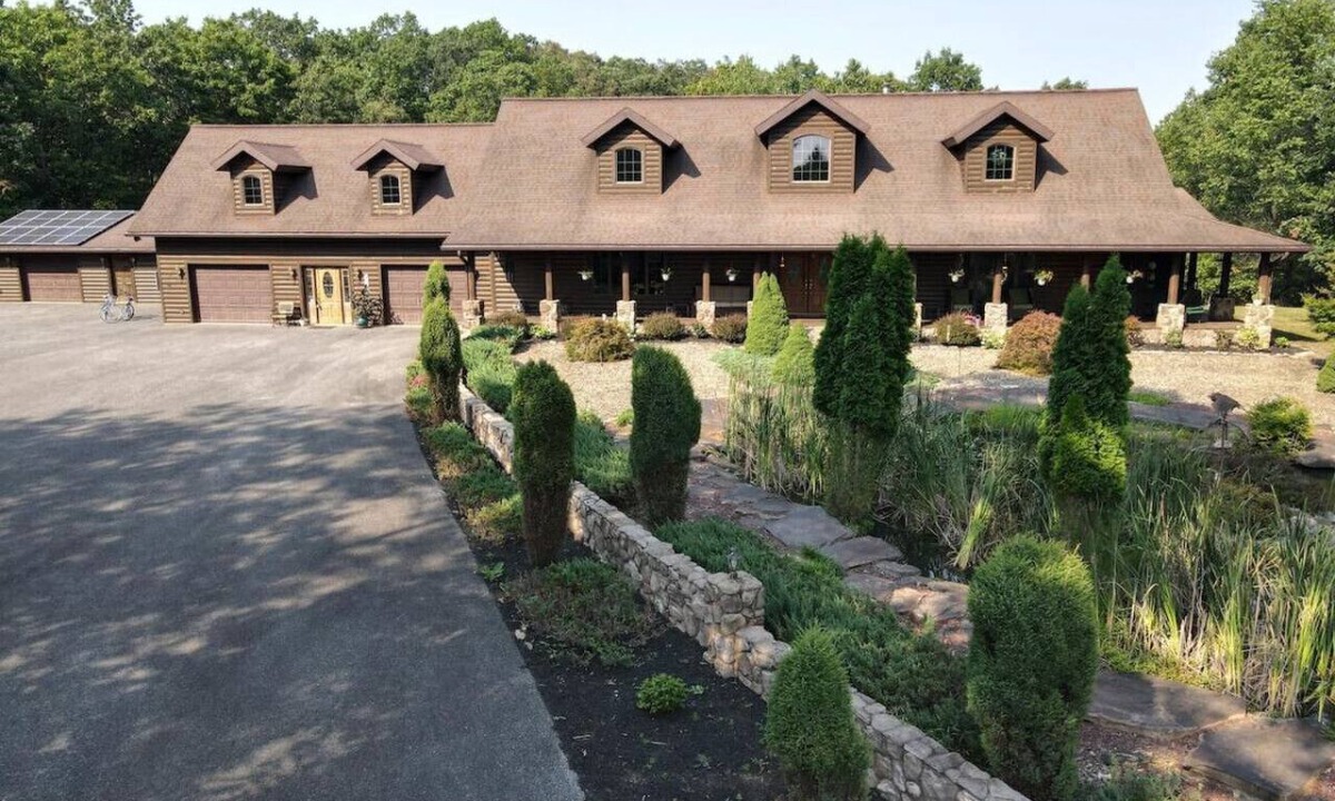 Berkeley Springs Apartment | Mountain Meltdown - Pet Friendly | Wifi | Fire Pit | Fountain | Porch