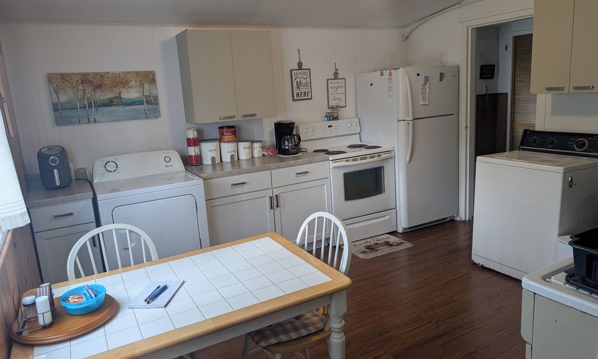 White Pine House | Near the park! 3-bedroom house with wifi and AC