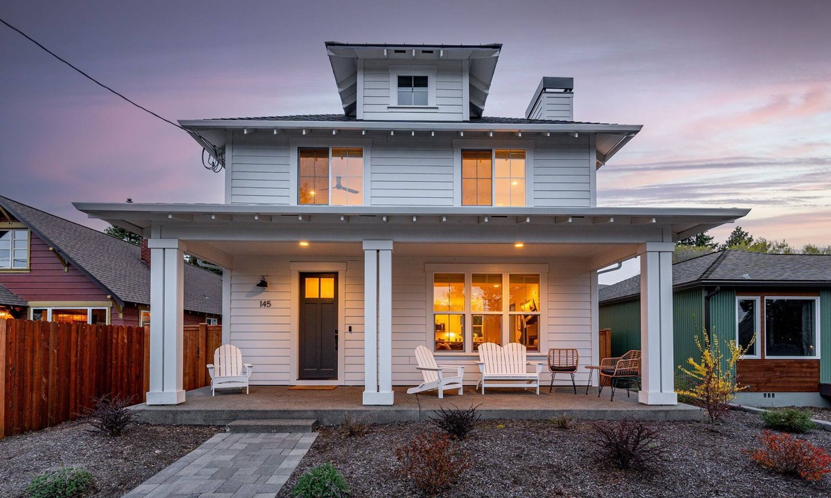 Southern Crossing House | Old Mill Spa Retreat Hot Tub & Sauna Walkable