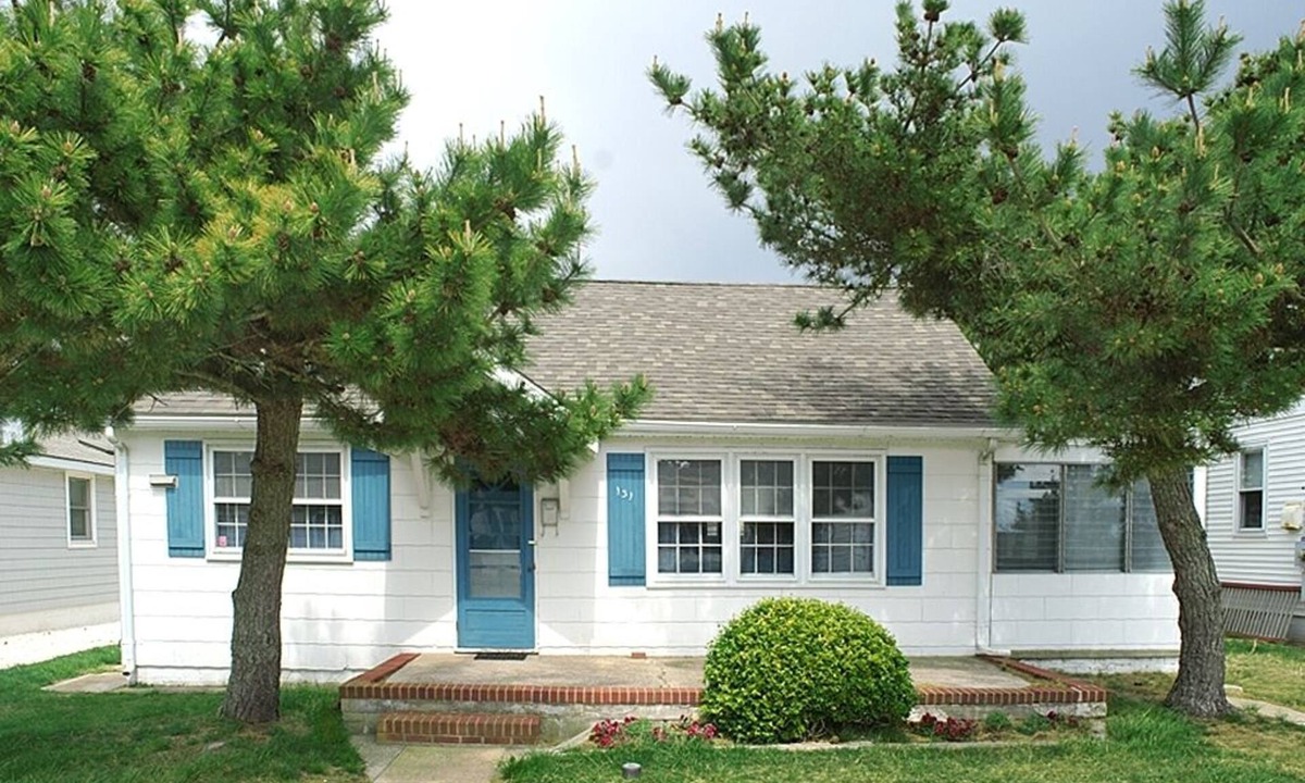 Avalon Cottage | Old world Avalon Cottage only steps to downtown and 2 blocks to the beach.