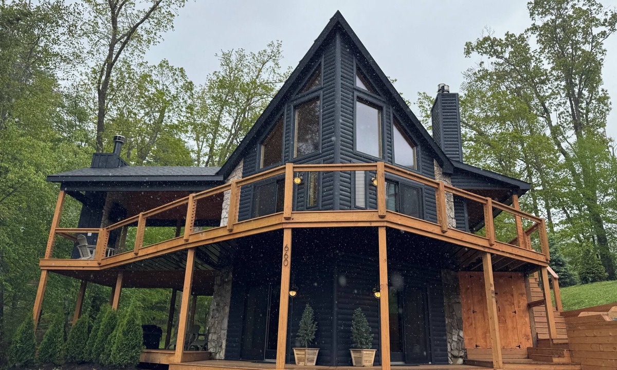 Thayerville Ski Chalet | ON THE ROCKS Lakeside Mountain Chalet