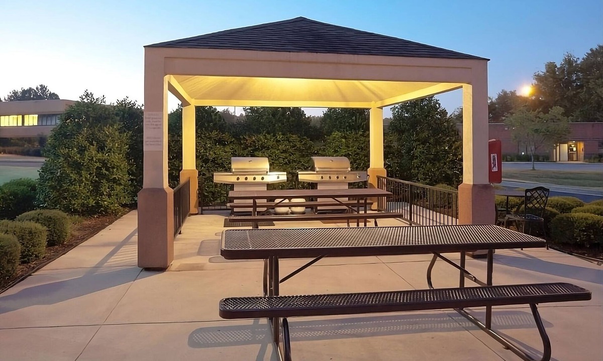 Libertyville Hotel | Perfect for Groups! 4 Cozy Hotel Suites with Kitchens! Pet-Friendly
